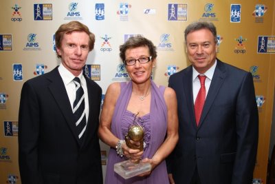 Hugh Jones, General Secretary of AIMS (left), Ingrid Kristiansen, Yannis Sgouros, Head of Attica Region (right)