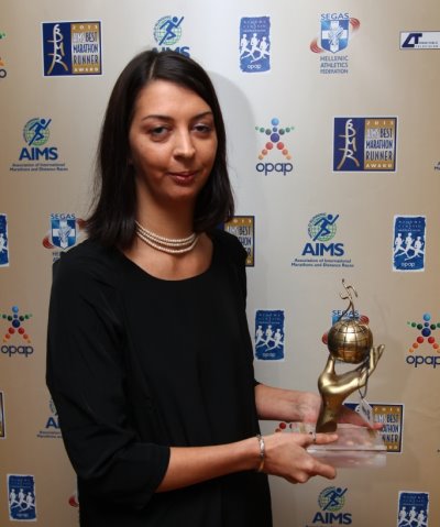 Katerina Viglialoro accepts AIMS Green Award for Suissegas Milano Marathon