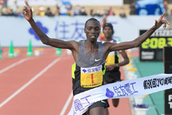 Vincent Kipruto wins the Lake Biwa Mainichi Marathon